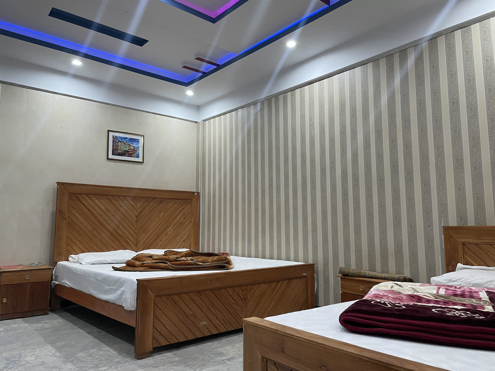 Deluxe family room with LED ceiling